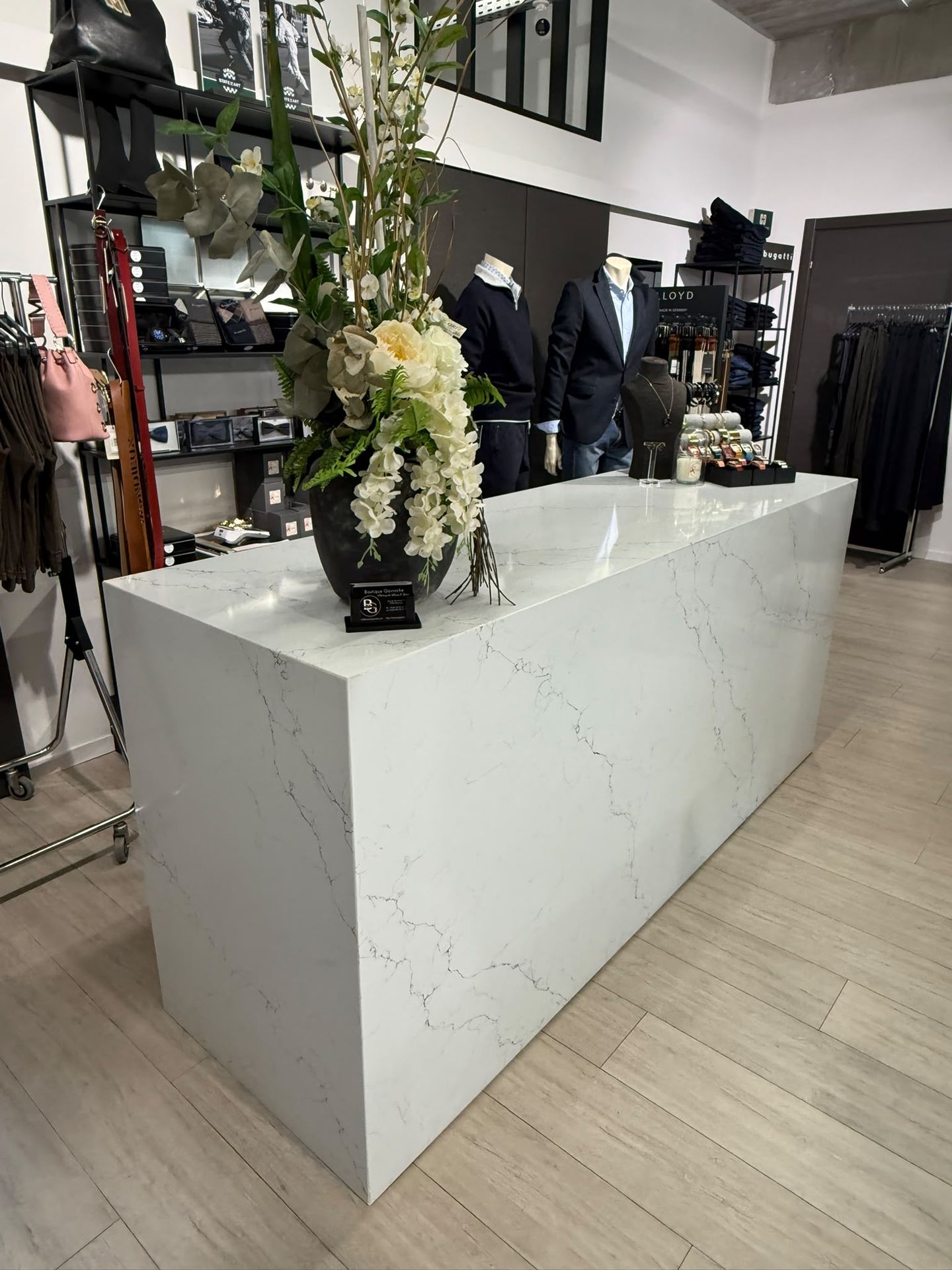 Comptoir de boutique en composite blanc veiné - vue 1