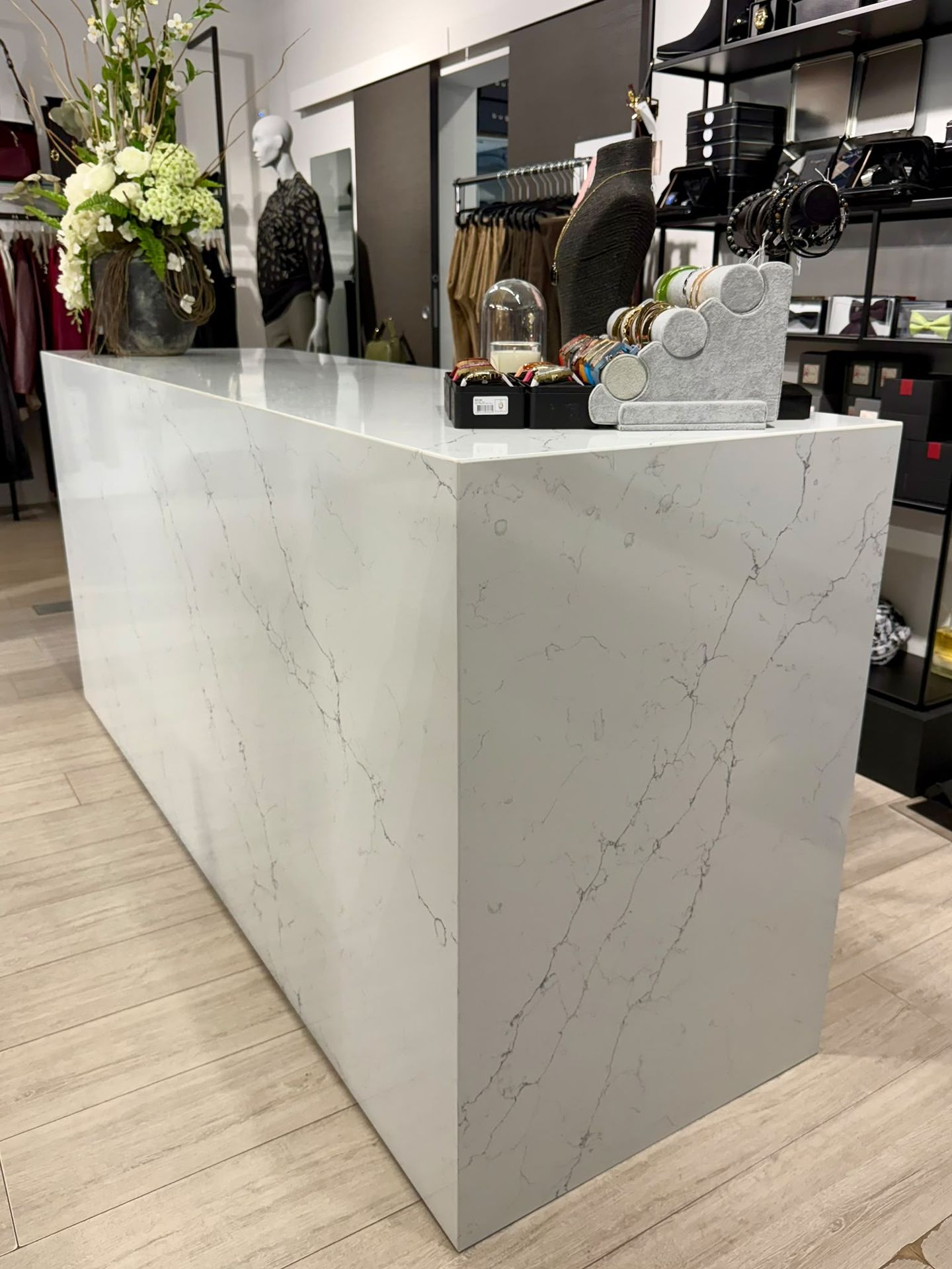 Comptoir de boutique en composite blanc veiné - vue 2