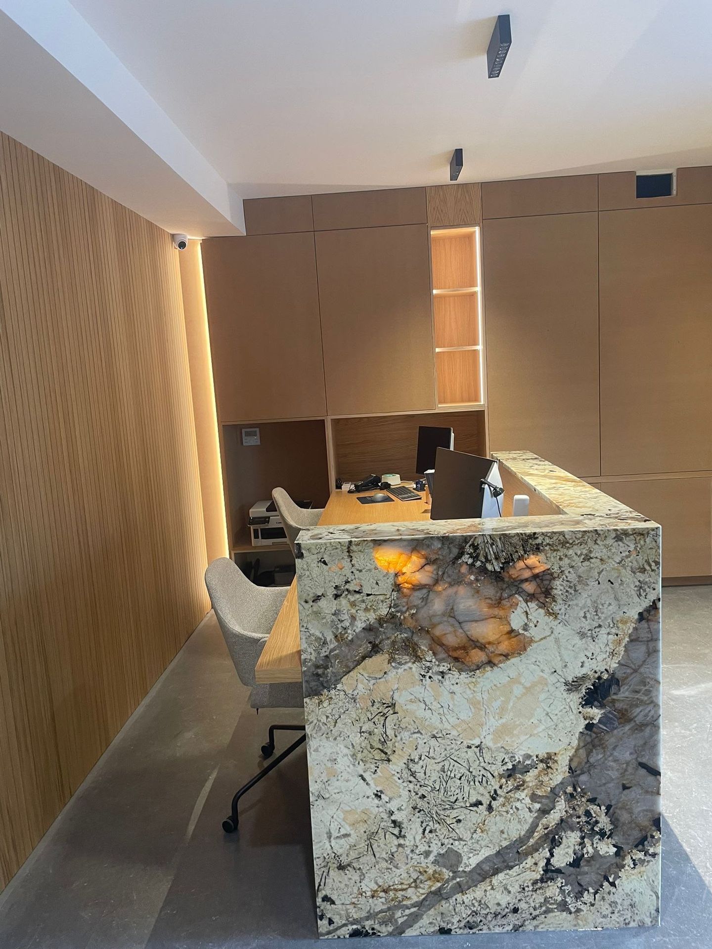 Comptoir d'accueil en quartzite - vue 1