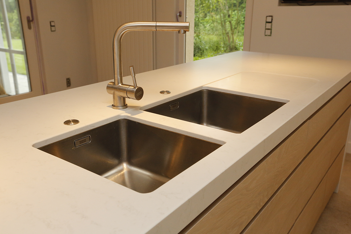 Cuisine avec plans de travail en composite blanc - vue 2