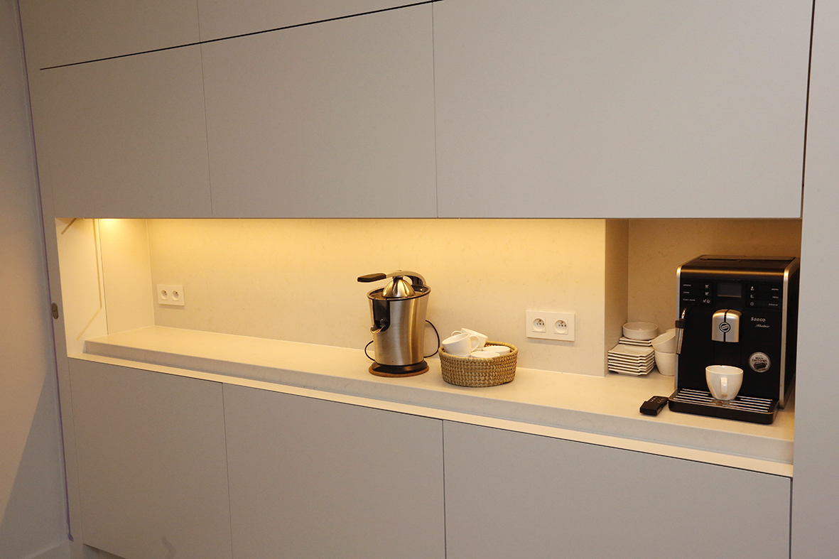 Cuisine avec plans de travail en composite blanc - vue 4