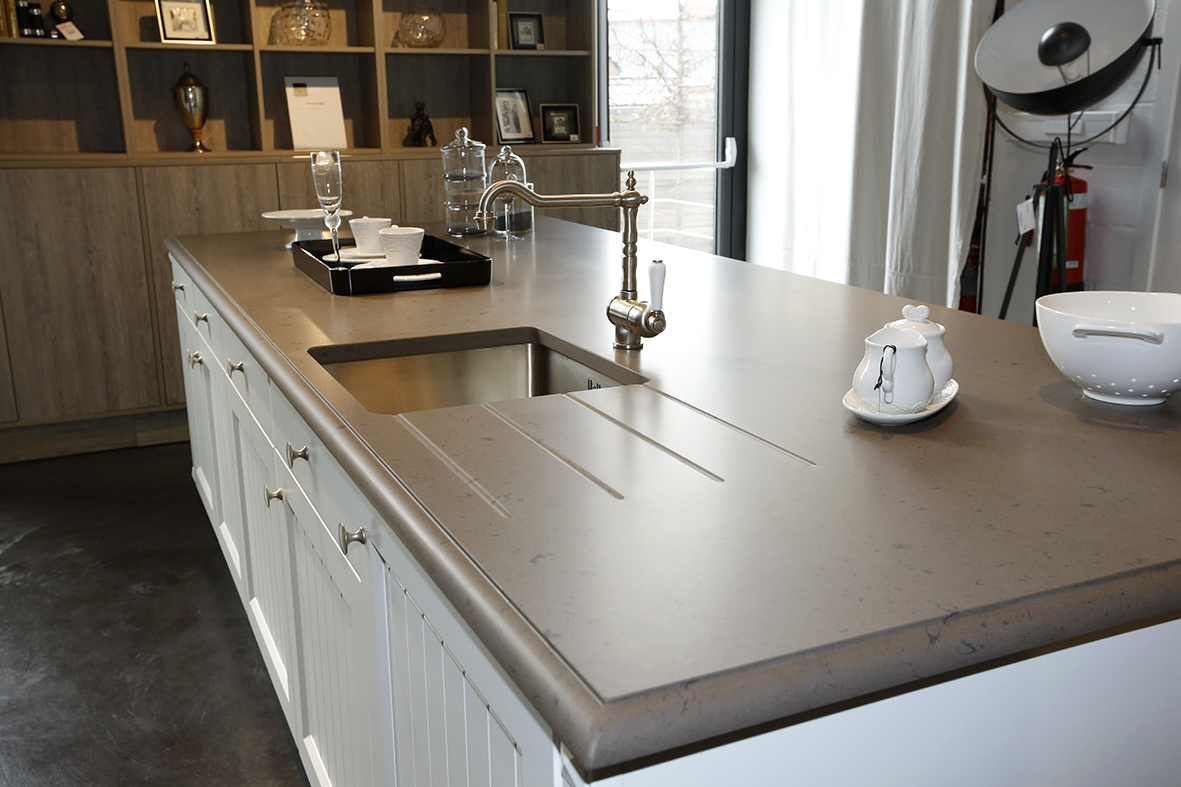 Cuisine en composite taupe - vue 1
