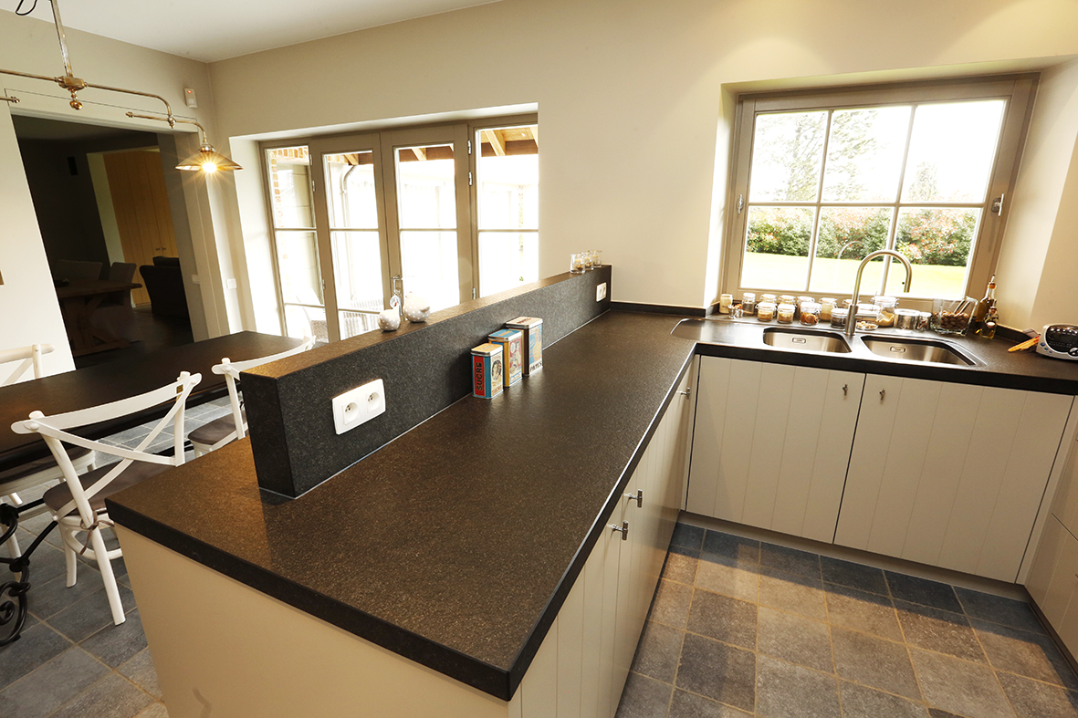 Cuisine et table en granit noir - vue 1