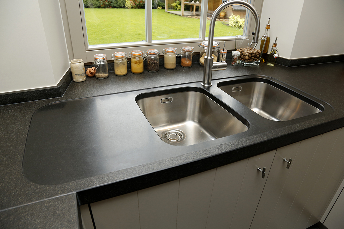 Cuisine et table en granit noir - vue 2