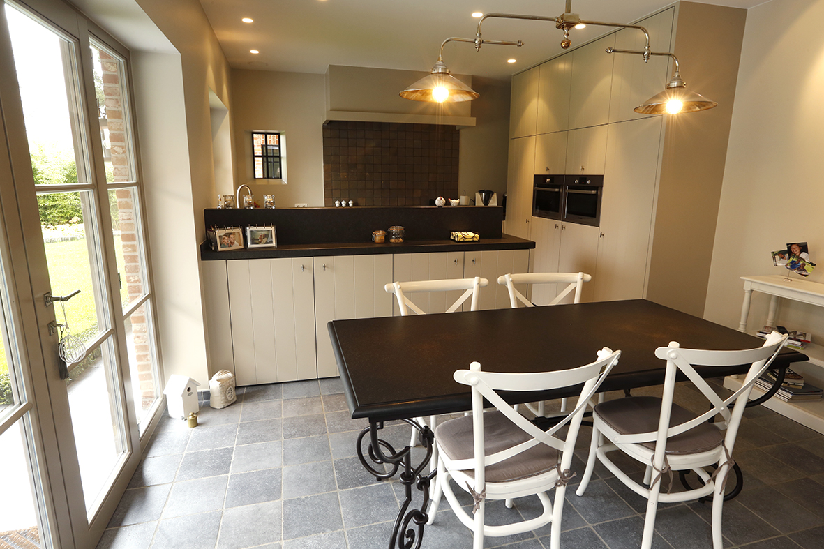 Cuisine et table en granit noir - vue 3