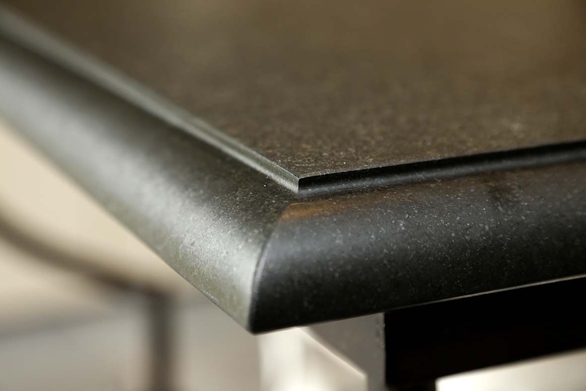 Cuisine et table en granit noir - vue 4