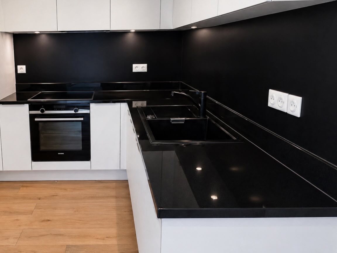 Cuisine avec plan de travail en granit noir poli - vue 1