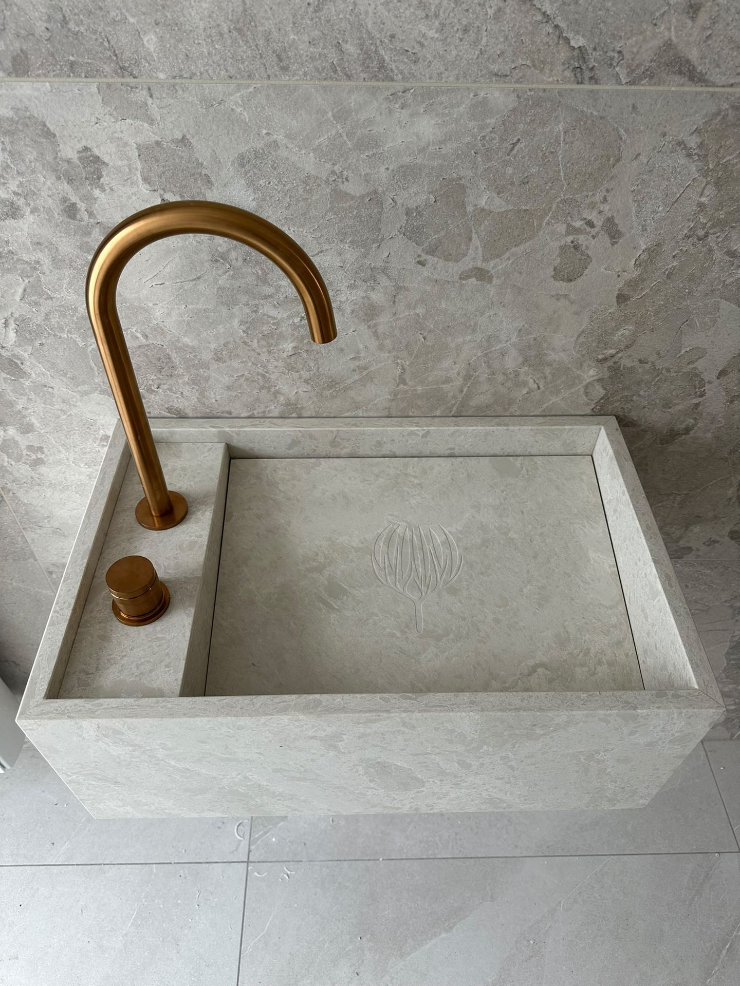 Lavabo en composite beige - vue 1
