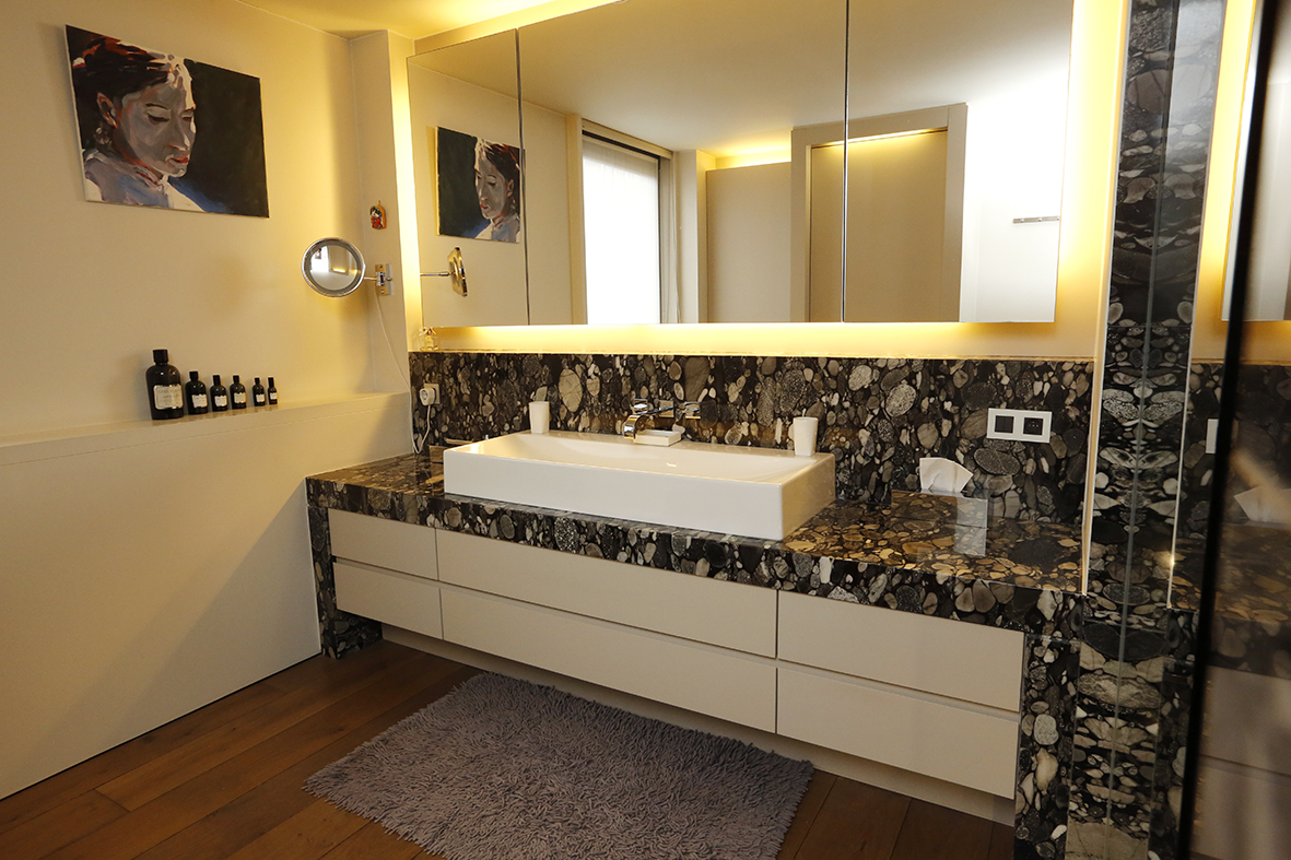 Salle de bain en granit galets - vue 1