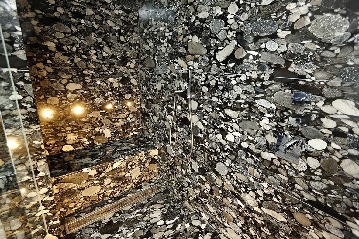 Salle de bain en granit galets - vue 2