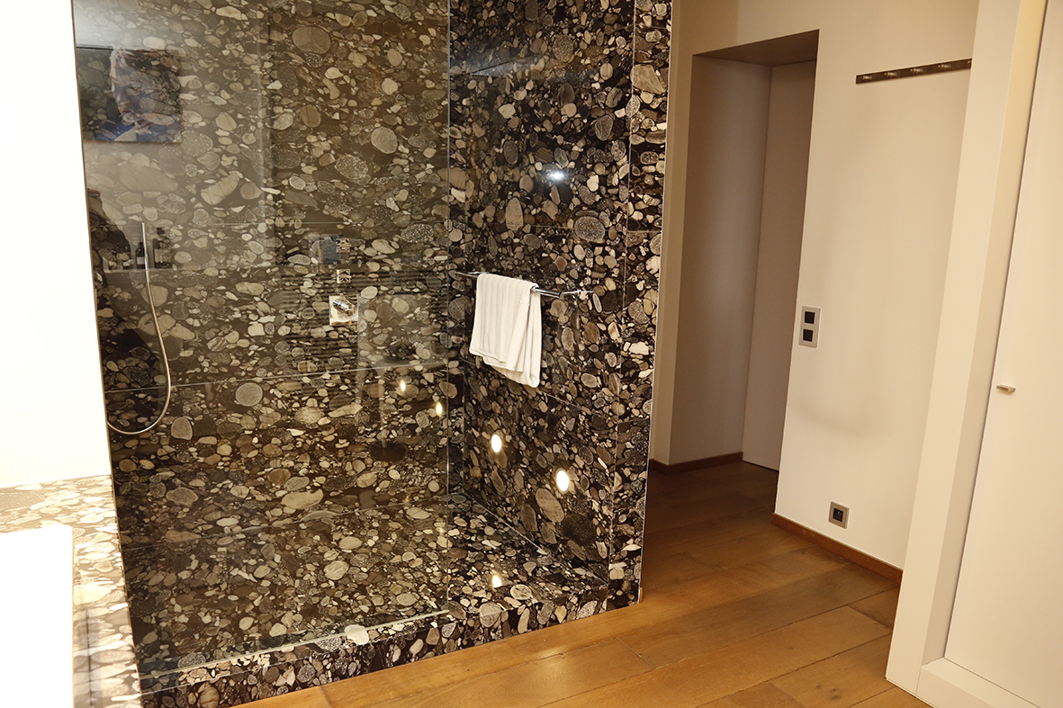Salle de bain en granit galets - vue 3